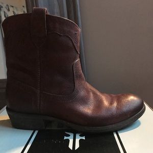 Frye Carson Lug Short boots 9 NIB